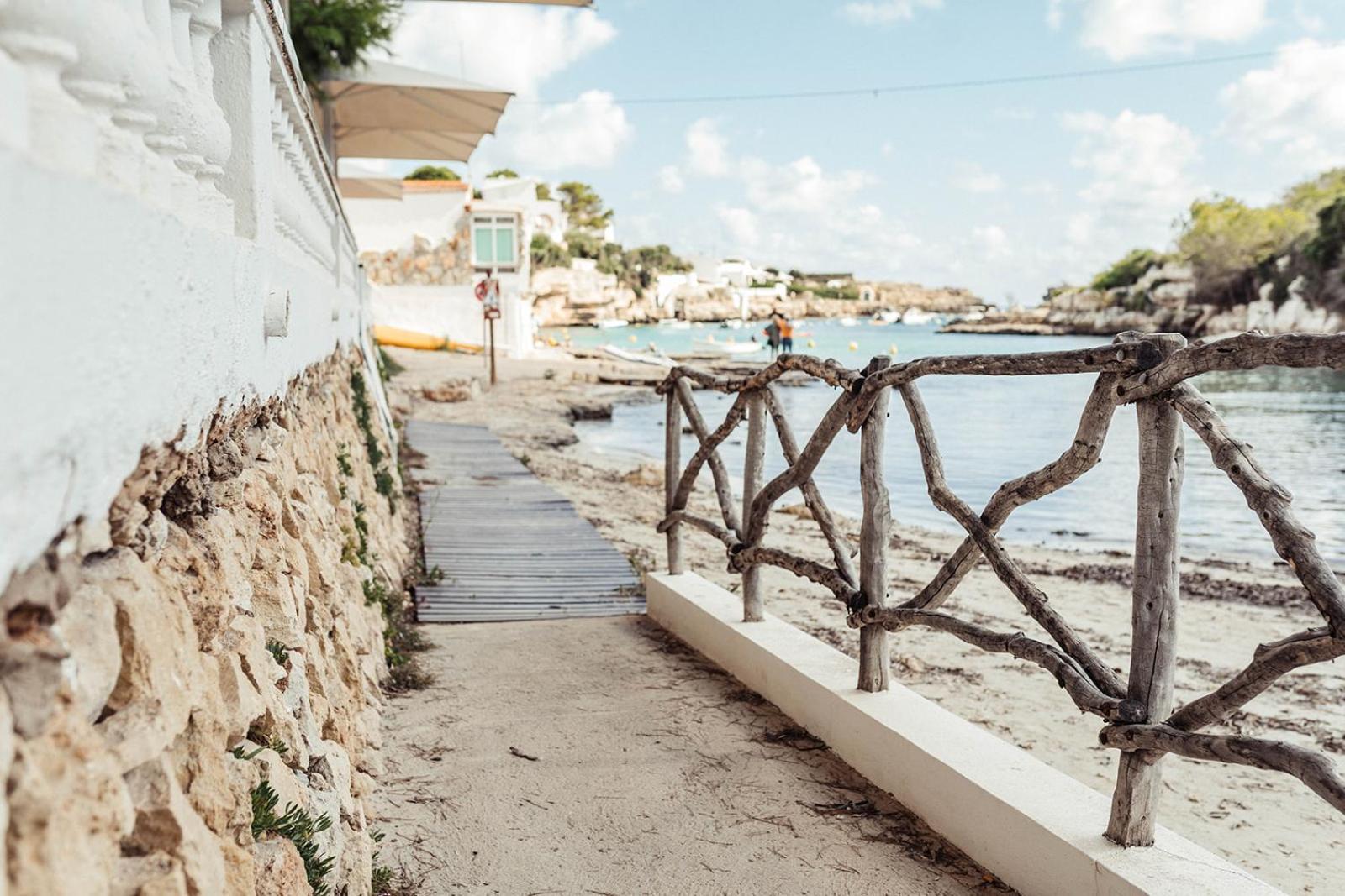 Hostal Xuroy Cala Alcaufar Exteriör bild