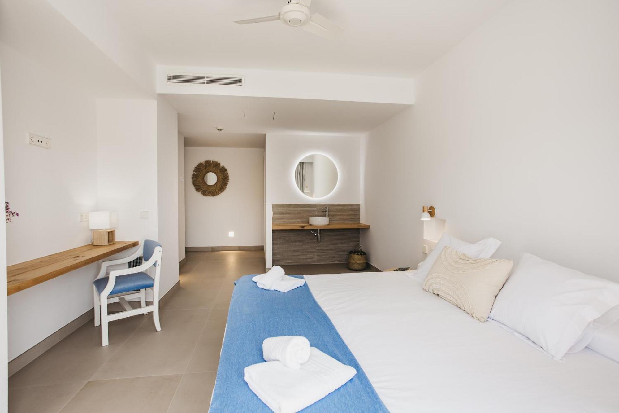Hostal Xuroy Cala Alcaufar Exteriör bild