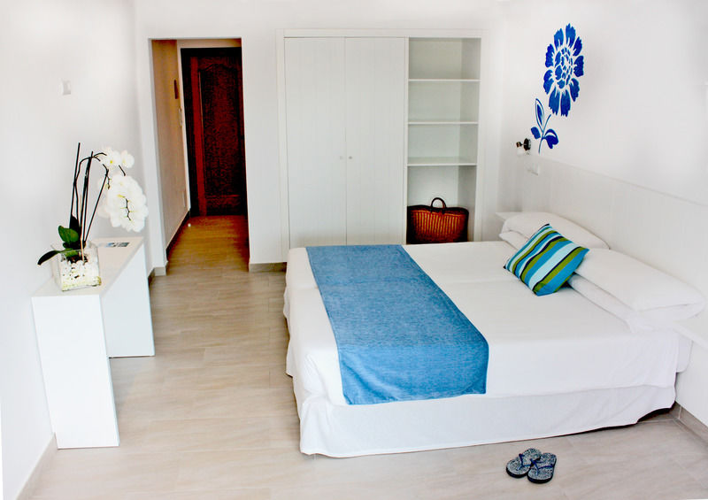 Hostal Xuroy Cala Alcaufar Exteriör bild
